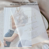 Minimalistische Goldtext-Overlay-Hochzeit Pergament Einladungen