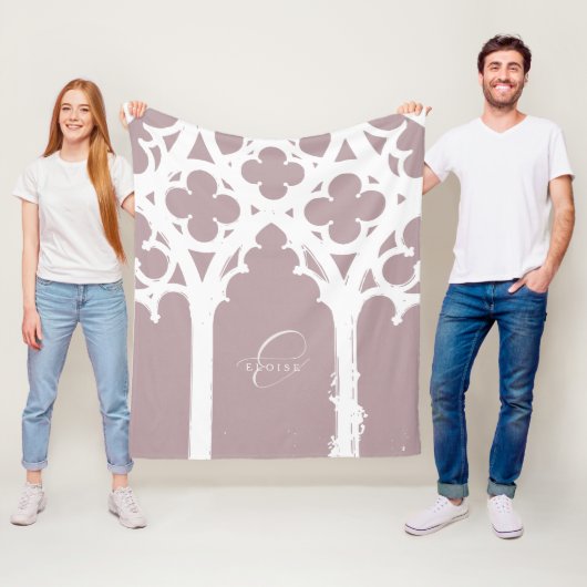 Minimalistische gotische Fensterkalligrafie in hel Fleecedecke (Beispiel)