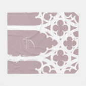 Minimalistische gotische Fensterkalligrafie in hel Fleecedecke (Vorderseite (Horizontal))