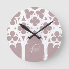 Minimalistische gotische Fensterkalligrafie in hel Runde Wanduhr