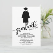 Minimalistische Graduierungsparty mit Cap & Gown B Einladung (Stehend Vorderseite)