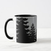 Minimalistische graue Pinienwälder Silhouette Tasse (Links)