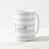 Minimalistische graue Streifen Blauer Name Kaffeetasse (VorderseiteRechts)