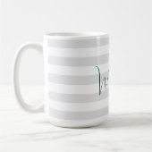 Minimalistische graue Streifen Blauer Name Kaffeetasse (Links)