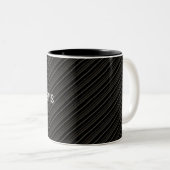 Minimalistische graue und schwarze diagonale Strei Zweifarbige Tasse (VorderseiteRechts)