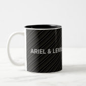 Minimalistische graue und schwarze diagonale Strei Zweifarbige Tasse (Links)