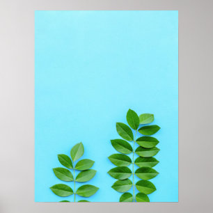 Minimalistische grüne Blätter über den blauen Hint Poster