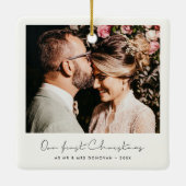 Minimalistische handgeschriebene Unser erstes Weih Keramikornament (Rückseite)