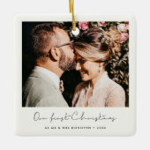 Minimalistische handgeschriebene Unser erstes Weih Keramikornament (Vorderseite)