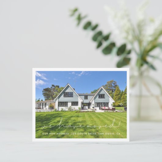 Minimalistische Handschrift Wir sind umgezogen Postkarte (Stehend Vorderseite)