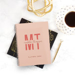 Minimalistische Himbeere Blush Monogram Script Planer<br><div class="desc">Das Design-Feature konditionierte eine engmaschige Schriftart-Typografie von zwei ersten Monogrammen mit einem einfachen,  handgeschriebenen,  minimalistischen Skript.</div>