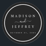 Minimalistische Hochzeit in Schwarz und Weiß Runder Aufkleber<br><div class="desc">Ich bin stolz auf all meine Entwürfe, wenn Sie Fragen haben, individuelle Änderungen am Design gewollt haben oder gewollt, Dinge zu koordinieren, um zu entsprechen, und benötigen mich, um es zu erstellen, kontaktieren Sie Megan bitte direkt mit Emma Sue Bow-tique unter megan@emmasuebowtique.com . Zazzle bietet nun digitale Dateien an, aber...</div>