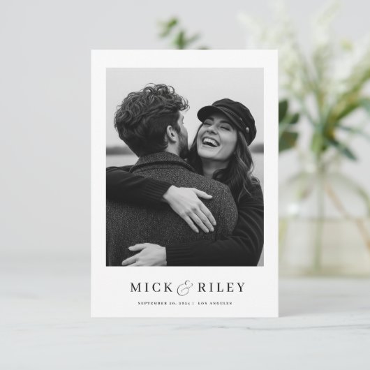 Minimalistische Hochzeit mit Foto und Text Save The Date (Stehend Vorderseite)