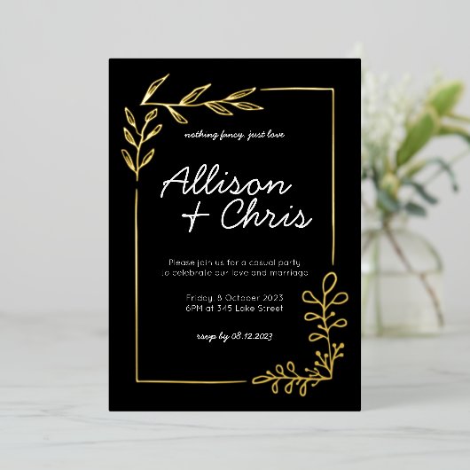 Minimalistische Hochzeit mit Gold, Schwarz und Wei Folieneinladung (Stehend vorne)
