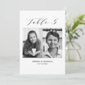 Minimalistische Hochzeitstabelle 5 Nummer & Bildka Ankündigung (Stehend Vorderseite)