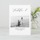 Minimalistische Hochzeitstabelle 7 Nummer & Bildka Ankündigung (Stehend Vorderseite)