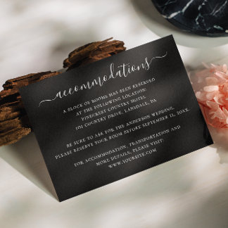 Minimalistische Hochzeitsunterkünfte mit schwarzer Begleitkarte