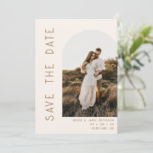 Minimalistische Ivory- und Tan-Bogen-Foto-QR-Code- Save The Date (Stehend Vorderseite)