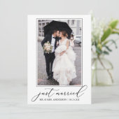 Minimalistische Kalligrafie nur verheiratetes Foto Ankündigung (Stehend Vorderseite)