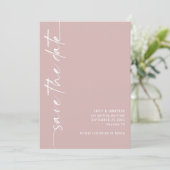 Minimalistische Kalligrafie QR Code Dusty Rose Hoc Save The Date (Stehend Vorderseite)