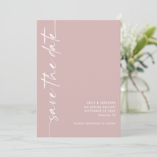 Minimalistische Kalligrafie QR Code Dusty Rose Hoc Save The Date (Stehend Vorderseite)
