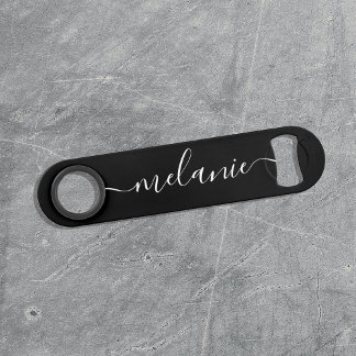 Minimalistische Kalligrafie Schwarz-weiße Bridesma Speed Flaschenöffner