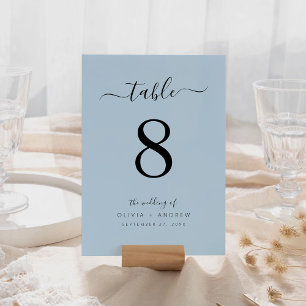 Minimalistische Kalligrafie Script Dusty Blue Wedd Tischnummer