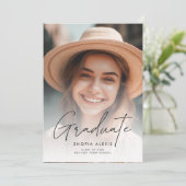 Minimalistische Kalligrafie-Script-Foto-Abschluss Ankündigung (Stehend Vorderseite)