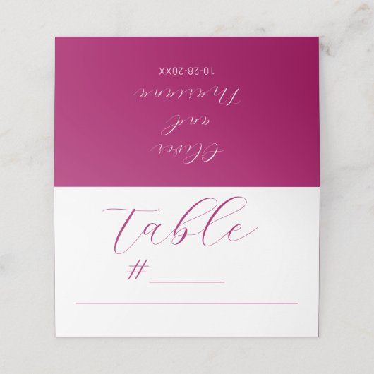 Minimalistische Kalligrafie Script Magenta Wedding Platzkarte (Außenseite Aufgefaltet)