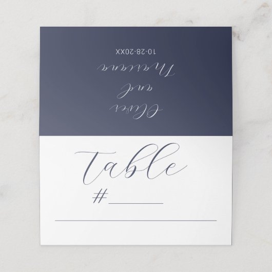 Minimalistische Kalligrafie Script Navy Blue Weddi Platzkarte (Außenseite Aufgefaltet)
