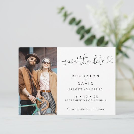 Minimalistische Kalligraphie Herzkarte Save the Da Einladung (Stehend Vorderseite)