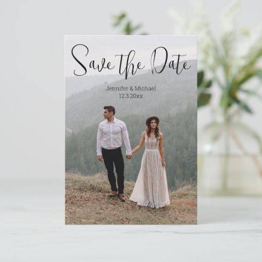 Minimalistische Kalligraphie Paar 2 Fotos qr Code Save The Date (Stehend Vorderseite)