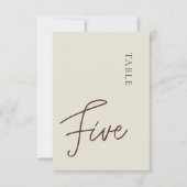 Minimalistische Kalligraphie Tabelle fünf Tischnum Einladung (Vorderseite)