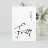 Minimalistische Kalligraphie Tabelle Vier Tischnum Einladung (Stehend Vorderseite)
