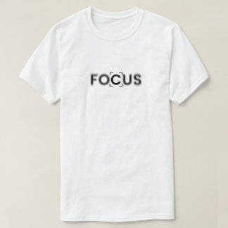 Minimalistische Kameralinsen-Unschärfe-Typografie T-Shirt