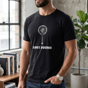 Minimalistische Kompass-Pfeil-Lost-Found-Typografi T-Shirt