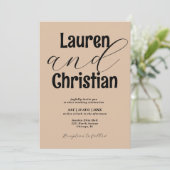 Minimalistische kühne Namen Beige Scripture Weddin Einladung (Stehend Vorderseite)