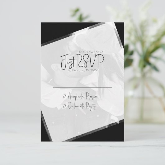 Minimalistische Lässige Hochzeit in Schwarz und We RSVP Karte (Stehend Vorderseite)