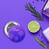 Minimalistische Lila Blume aus weißem Löwenzahn Na Button
