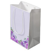Minimalistische Lila Peony Gift Bag Mittlere Geschenktüte (Rückseite Schrägansicht)