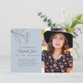 Minimalistische Lily-Memorial-Fotokarte (Stehend Vorderseite)