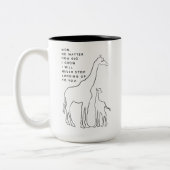 Minimalistische Mama Baby Giraffe Line Art Muttert Zweifarbige Tasse (Links)