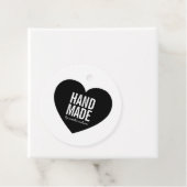 Minimalistische Markierung mit weißem und schwarze Geschenkanhänger (Beispiel)