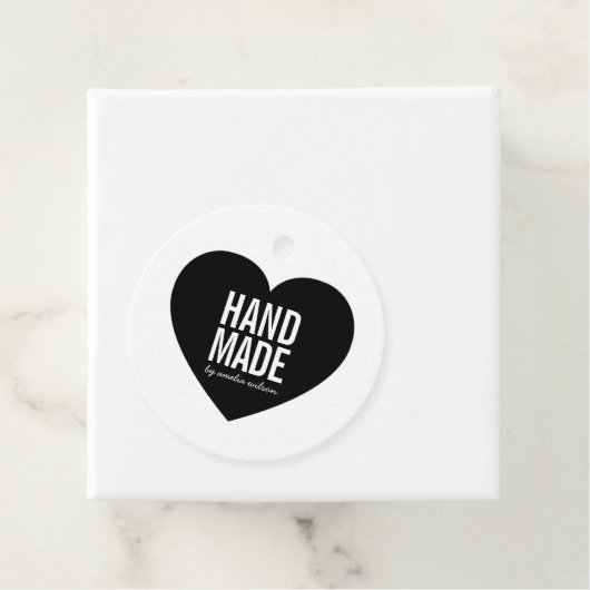 Minimalistische Markierung mit weißem und schwarze Geschenkanhänger (Beispiel)