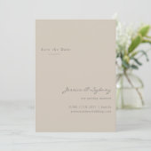 Minimalistische moderne Beige Taupe Skripte Save t The Date (Stehend Vorderseite)
