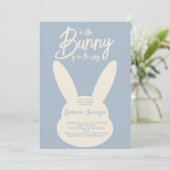 Minimalistische moderne Blue Bunny Baby Boy Dusche Einladung (Stehend Vorderseite)