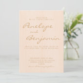 Minimalistische moderne Boho Peach Gold Script Hoc Einladung (Stehend Vorderseite)