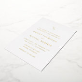Minimalistische moderne Diagonal-Monogramm-Hochzei Folieneinladung (Gedreht)