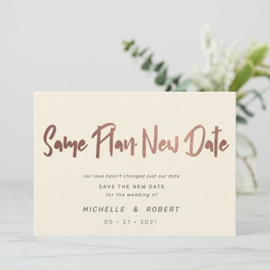 Minimalistische moderne Drehbuch zwei Foto ändern Einladung (Stehend Vorderseite)