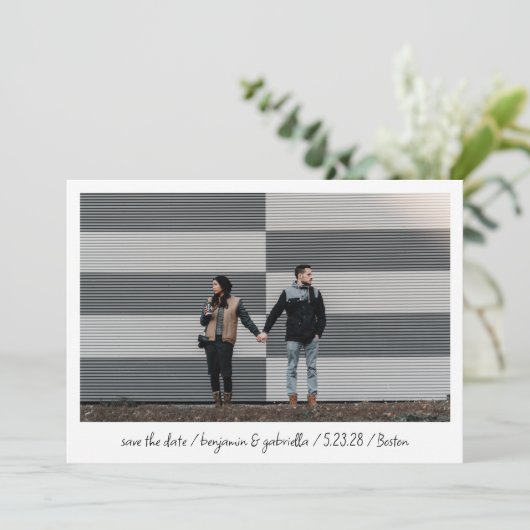 Minimalistische moderne Foto-Hochzeit Ankündigung (Stehend Vorderseite)
